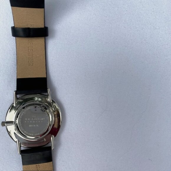 Skagen Mens Watch Minimalist Design Genuine Black Leather Strap (Unisex) - Picture 3 of 4